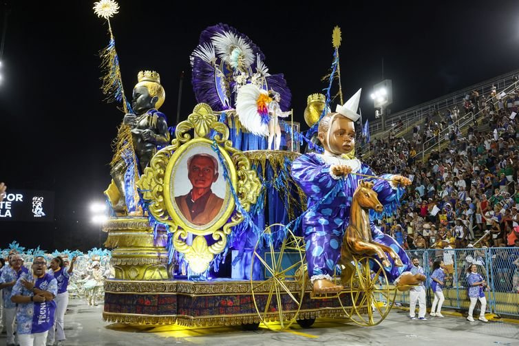 Tomaz Silva/Agência Brasil Rio de Janeiro (RJ), 05/03/2025 – Portela encerra o terceiro dia de carnaval do grupo Especial na Marquês de Sapucaí, na região central do Rio de Janeiro. Foto: Tomaz Silva/Agência Brasil