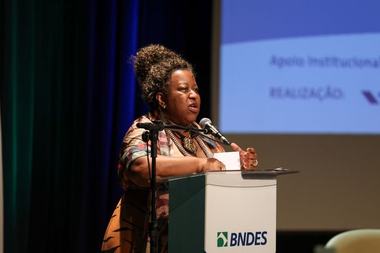 Tomaz Silva/Agência Brasil Rio de Janeiro (RJ), 15/12/2025 – A ministra dos Direitos Humanos e da Cidadania, Macaé Evaristo durante abertura do seminário Democracia e Direitos Humanos: empresas juntas por um Brasil mais igualitário, na sede do BNDES, no centro do Rio de Janeiro. Foto: Tomaz Silva/Agência Brasil