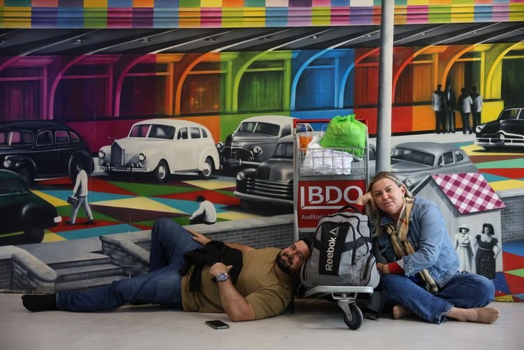 Rovena Rosa/Agência Brasil São Paulo (SP), 11/12/2025 - Wagner Martins Pereira e a companheira aguardam para embarcar após voos cancelados e atrasados no Aeroporto de Congonhas. Foto: Rovena Rosa/Agência Brasil