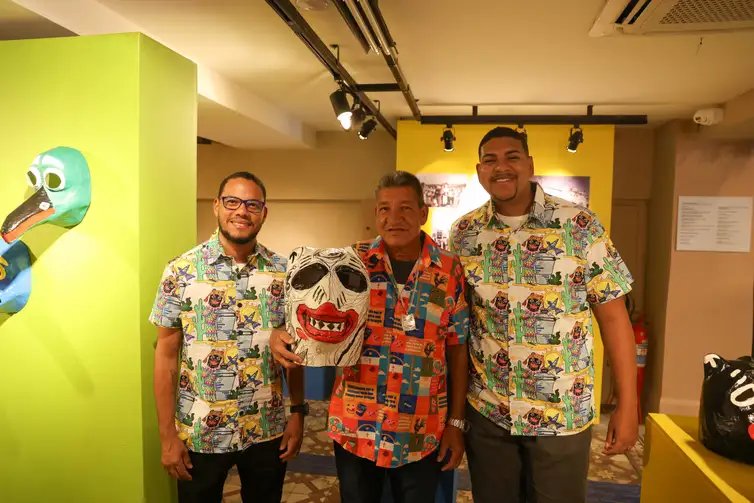 Rio de Janeiro (RJ), 11/12/2025 – Os artistas Anderson Ezequiel Leite, João Dias Vilela Filho e seu filho Mateus Dias Vilela na exposição Entre máscaras e gigantes: Os Juliões do carnaval de Olinda no Centro Nacional de Folclore e Cultura Popular na zona sul do Rio de Janeiro. Foto: Tomaz Silva/Agência Brasil