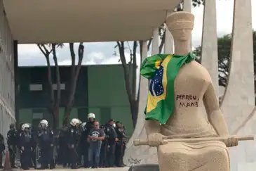 Brasília (DF), 08/01/2023 - Estátua da Justiça em frente ao STF pintado com os dizeres 