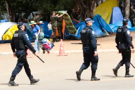 Polícia e Exército se concentram na frente do QG do Exército para  desmobilizar acampamento