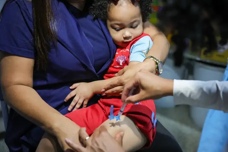 Fabio Rodrigues-Pozzebom/ Agência Brasil Brasília (DF) 15/04/2025 A Secretaria de Saúde do DF promove um dia de vacinação infantil na Creche Sempre Viva, na cidade satélite de Ceilândia, DF Foto: Fabio Rodrigues-Pozzebom/ Agência Brasil