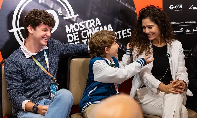 Leo Fontes/Universo Produções Tiradentes (MG), 25/01/2026 - Theo Medon, Lorenzo Melo e Letícia Sabatela na 9ª edição da Mostra de Cinema de Tiradentes. Foto: Leo Fontes/Universo Produções