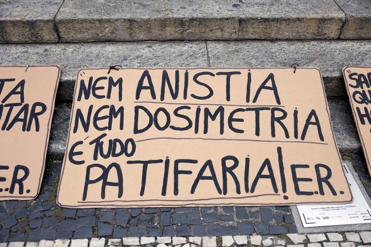Tânia Rêgo/Agência Brasil Rio de Janeiro (RJ), 08/01/2026 - Manifestantes durante ato pela democracia, em memória aos antidemocráticos de 8 de janeiro de 2023, na Cinelândia, centro da cidade. Foto: Tânia Rêgo/Agência Brasil