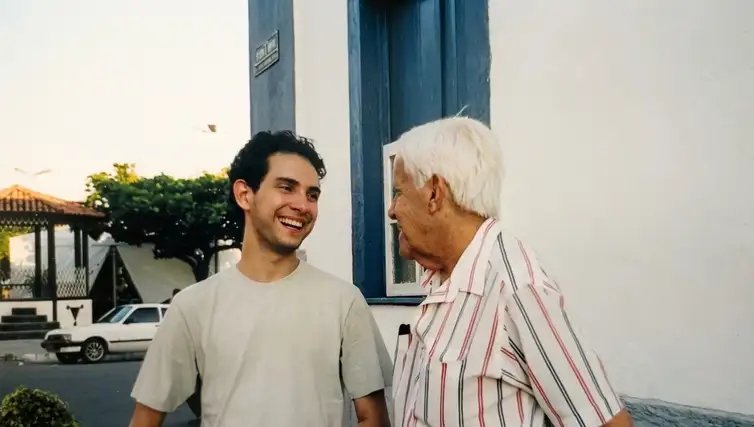 Editor autônomo e publisher Hugo Maciel de Carvalho e seu avô. Foto: Hugo Maciel de Carvalho/Arquivo pessoal