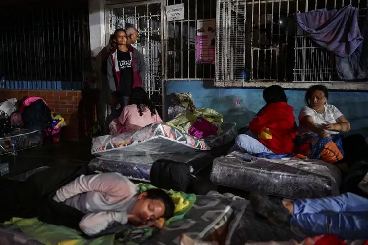 REUTERS/Gaby Oraa - Proibido reprodução Family members of detainees sleep outside the El Rodeo jail for the sixth night, as Venezuela's government begins releasing some detainees, with the freeing of political prisoners marking a move long demanded by human rights groups, international bodies and opposition leaders, in El Rodeo, Guatire, Miranda state, Venezuela January 14, 2026. REUTERS/Gaby Oraa