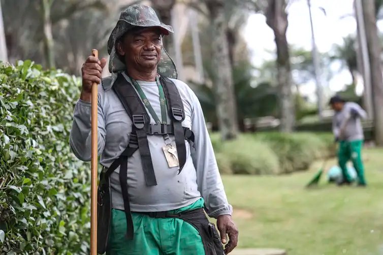Brasília (DF), 30/01/2026 - O jardineiro Arnaldo Manoel Nunes fala sobre a isenção no Imposto de Renda para quem ganha até 5mil reais.Foto: Marcelo Camargo/Agência Brasil