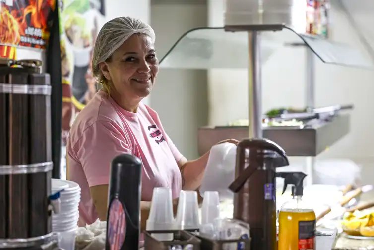 Brasília (DF), 30/01/2026 - A cozinheira Elisabete dos Santos fala sobre a isenção no Imposto de Renda para quem ganha até 5mil reais.Foto: Marcelo Camargo/Agência Brasil