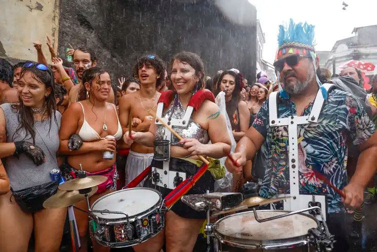 Rio de Janeiro (RJ), 08/02/2026 - Bloco latino tradicional do Rio, Bésame Mucho, desce ladeira do morro da Providência, no centro da cidade, com o tema da imigração e a revolta contra as sanções e perseguições impostas pelos Estados Unidos.
Foto: Tânia Rêgo/Agência Brasil