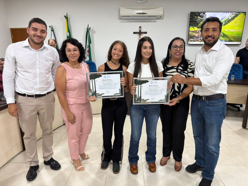 Assembleia Legislativa do Paraná | ALEP | Notícias > Em Tapejara, deputado Adriano José (PP) entrega Menção Honrosa a campeões da montaria em touros e da prova dos três tambores