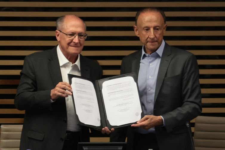 Paulo Pinto/Agência Brasil São Paulo (SP), 23/02/2026 - Presidente da República em exercício, Geraldo Alckmin, ao lado do presidente da FIESP, Paulo Skaf, durante cerimônia de assinatura de Acordo Antiduping na FIESP. Foto: Paulo Pinto/Agencia Brasil