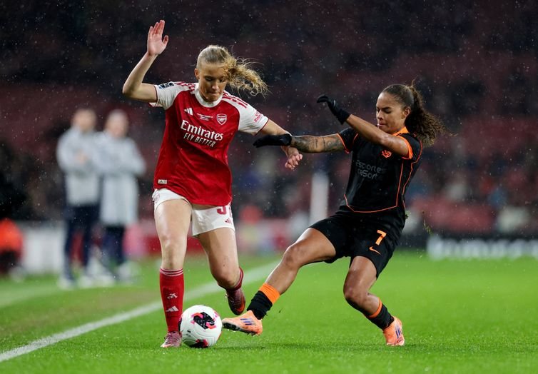REUTERS/Ian Walton - Proibido reprodução Soccer Football - FIFA Women's Champions Cup - Final - Arsenal v Corinthians - Emirates Stadium, London, Britain - February 1, 2026 Arsenal's Smilla Holmberg in action with Corinthians' Gisela Robledo REUTERS/Ian Walton