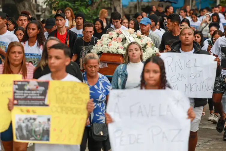 Joédson Alves/Agência Brasil Rio de Janeiro (RJ), 31/10/2025 – Sepultamento de Ravel Rios uma das vitimas da operação contenção, no cemitério de cemitério de Inhaúma.
Foto: Joédson Alves/Agência Brasil