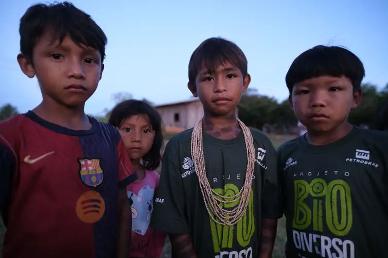 Brasnorte (MT), 09/04/2025 – Crianças indígenas do Povo Rikbaktsa na aldeia Beira Rio, Terra Indígena Erikpatsa. Foto: Fernando Frazão/Agência Brasil