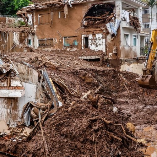 Chuvas em Minas: bombeiros buscam a última vítima desaparecida em Ubá