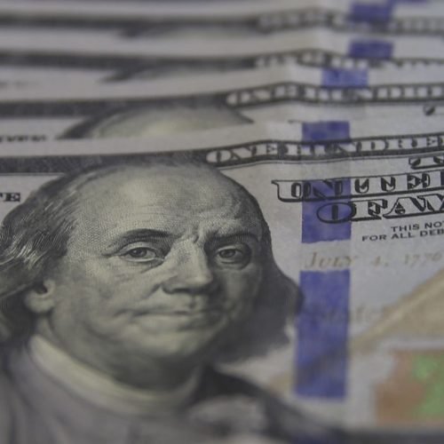 Dólar fecha em R$ 5,16 e atinge menor valor em 20 meses