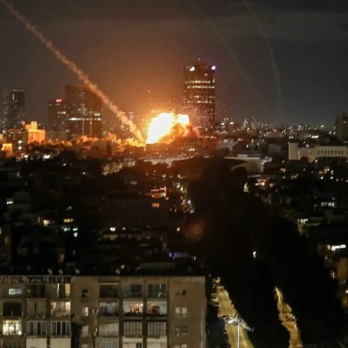 Guerra no Oriente Médio tem mais bombardeios e mortes neste domingo