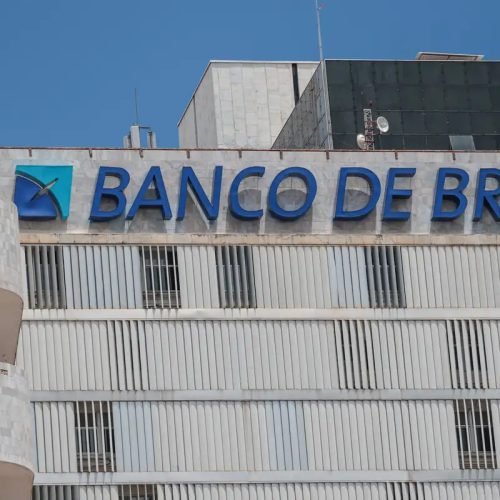 Justiça bloqueia ações do BRB ligadas a Banco Master